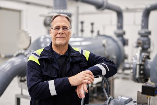 Mitarbeiter an der Gasdruckregel- und Messanlage am Standort Rheinstetten