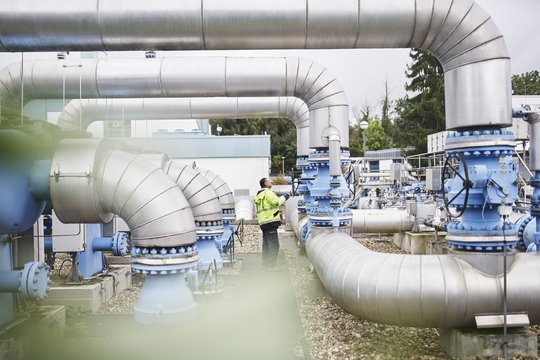 Leitungsrohre, ein Mitarbeitender von terranets&nbsp;bw in der Mitte bei der Wartung