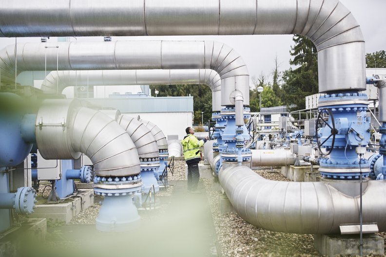 Leitungsrohre, ein Mitarbeitender von terranets&nbsp;bw in der Mitte bei der Wartung