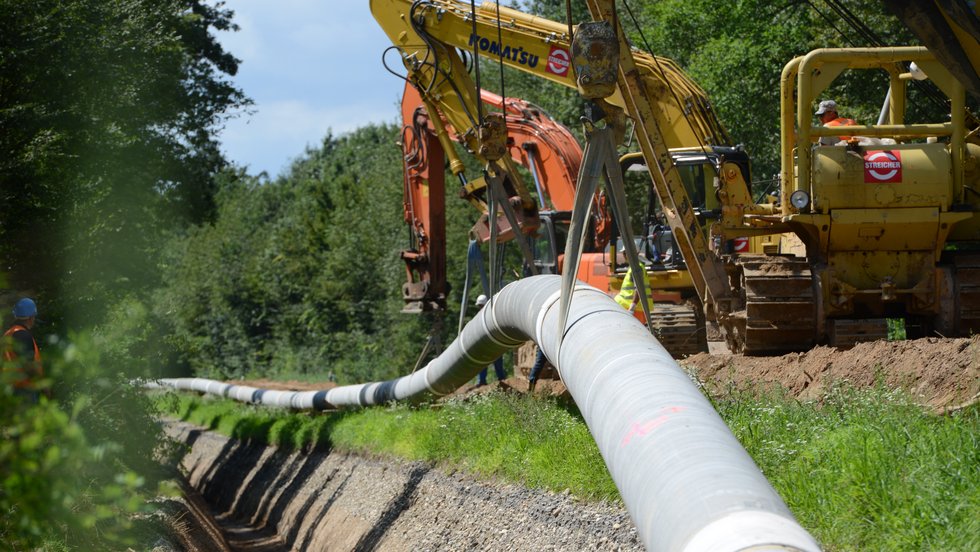 How a gas pipeline is built