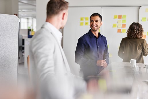 Mitarbeitende im Büro in der Zentrale Stuttgart
