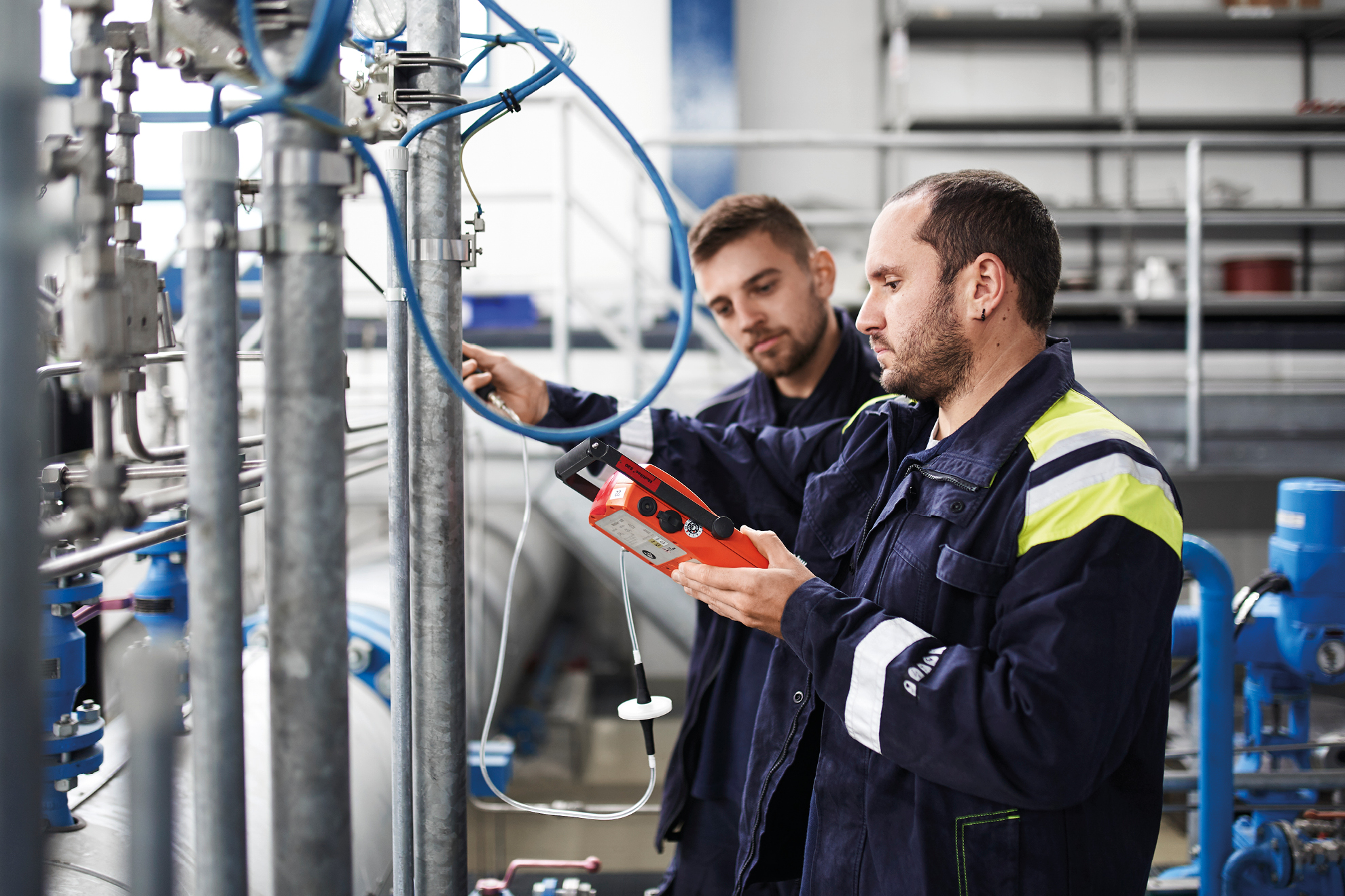 Zwei Mitarbeitende von terranets&nbsp;bw bei der Prüfung gastechnischer Anlagen