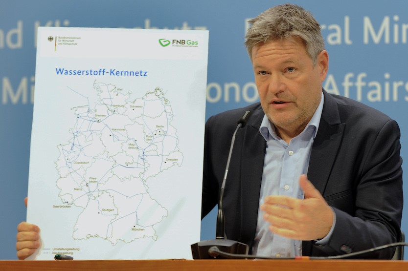 Bundeswirtschaftsminister Robert Habeck: "Der Grundstein für die Wasserstoff-Zukunft ist gelegt. Der Aufbau des Wasserstoff-Netzes nimmt in Deutschland entschieden Fahrt auf."